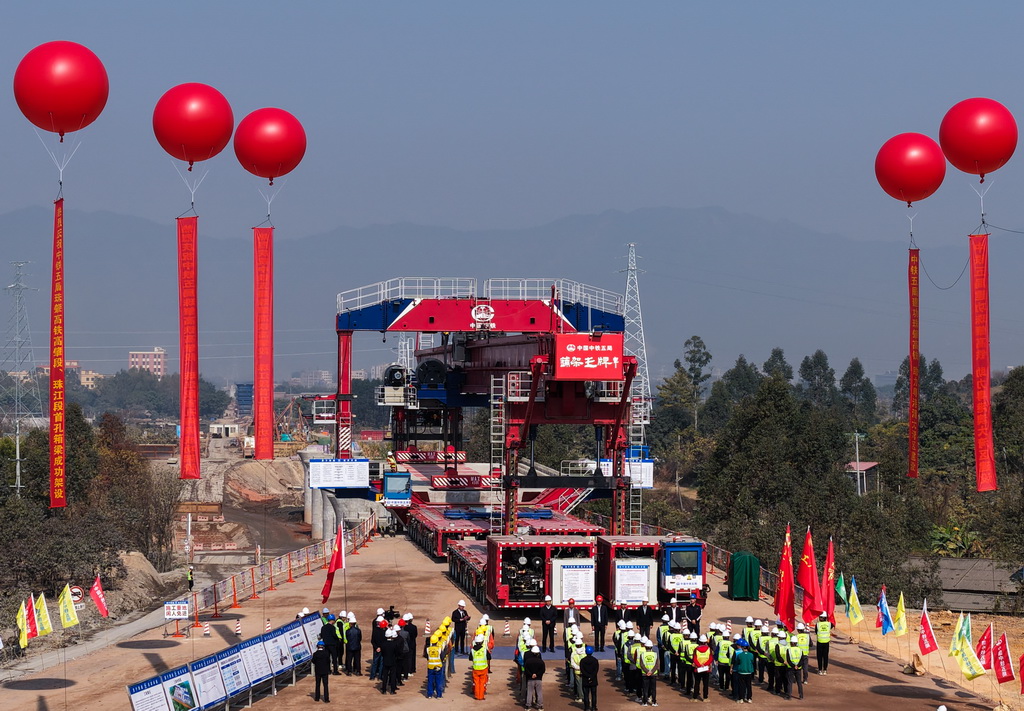 大灣區珠肇高鐵高肇段架設首孔箱梁