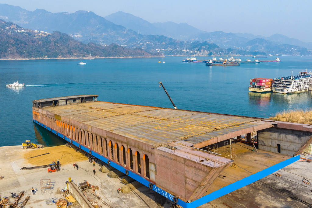 1月20日，秭歸縣華星船務有限公司建造的新能源滾裝船從制造平臺向江上移動（無人機照片）。