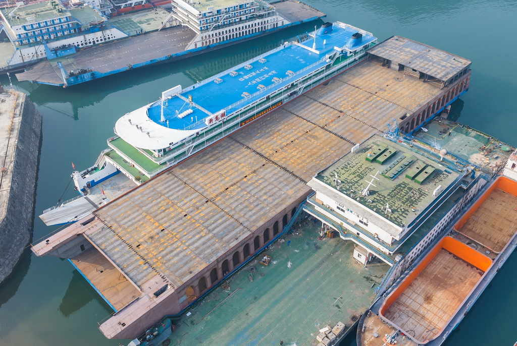 三峽庫區首艘新能源滾裝船順利下水