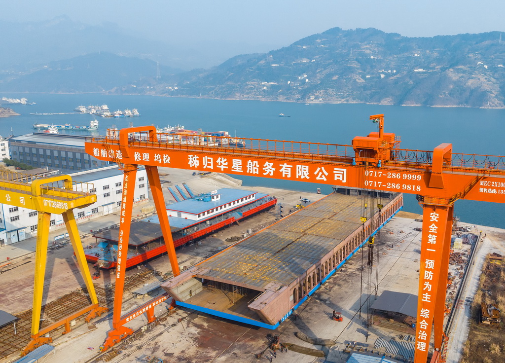 1月20日，秭歸縣華星船務有限公司建造的新能源滾裝船從制造平臺向江上移動（無人機照片）。