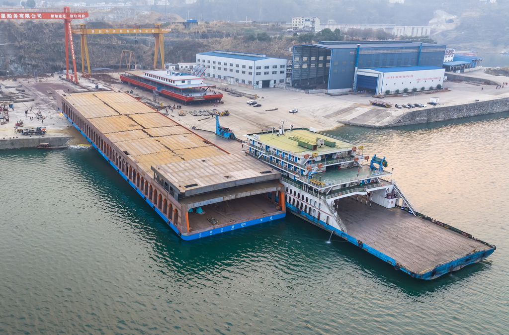 1月20日，秭歸縣華星船務有限公司建造的新能源滾裝船從制造平臺向江上移動（無人機照片）。