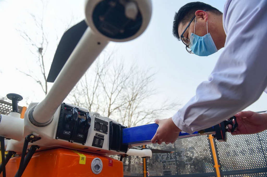 1月21日，滄州中西醫結合醫院的工作人員為無人機安裝電池。