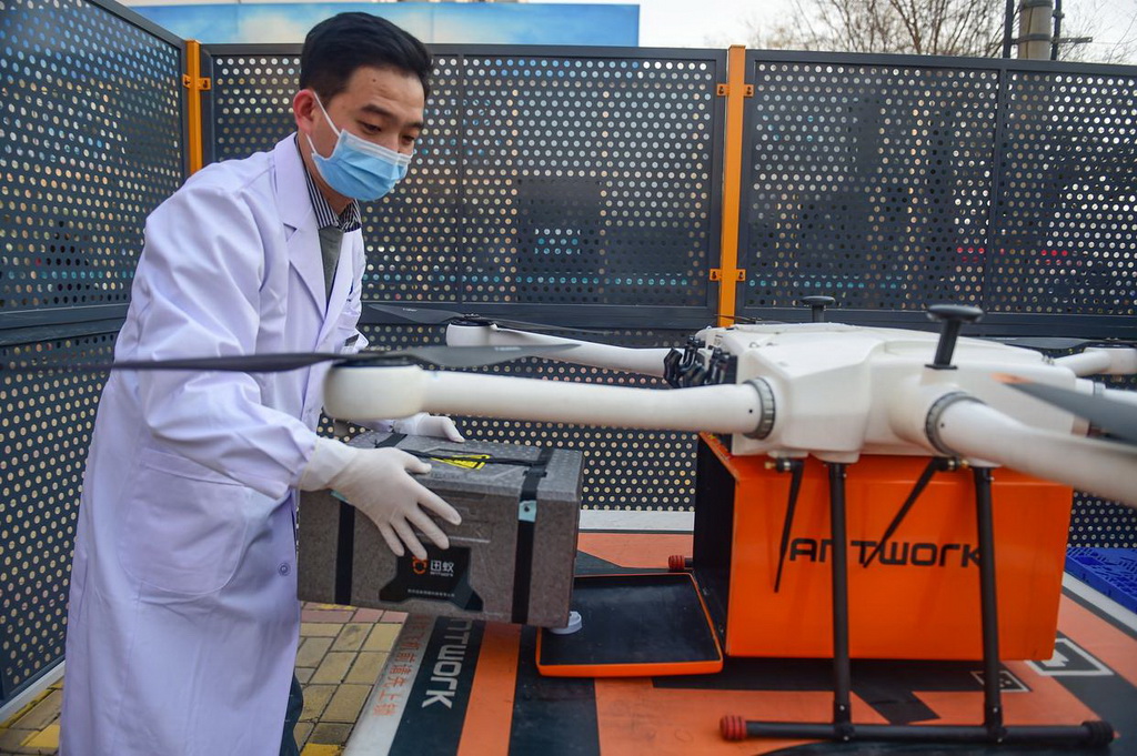 1月21日，滄州中西醫結合醫院實驗診斷科的工作人員從剛降落的無人機上取下“標本轉運箱”。