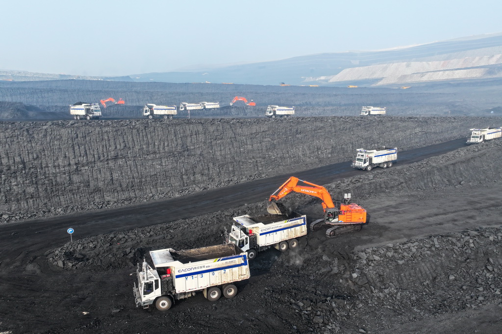 在新疆準東經濟技術開發區內的新疆宜化礦業有限公司五彩灣礦區一號露天煤礦，無人駕駛礦卡進行煤炭裝載作業（1月20日攝，無人機照片）。
