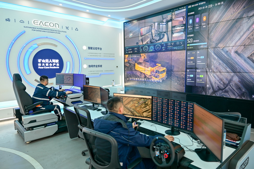 在新疆準東經濟技術開發區內的新疆宜化礦業有限公司五彩灣礦區一號露天煤礦，工作人員在智能云控中心對車輛進行調配、線路規劃和監測（1月20日攝）。