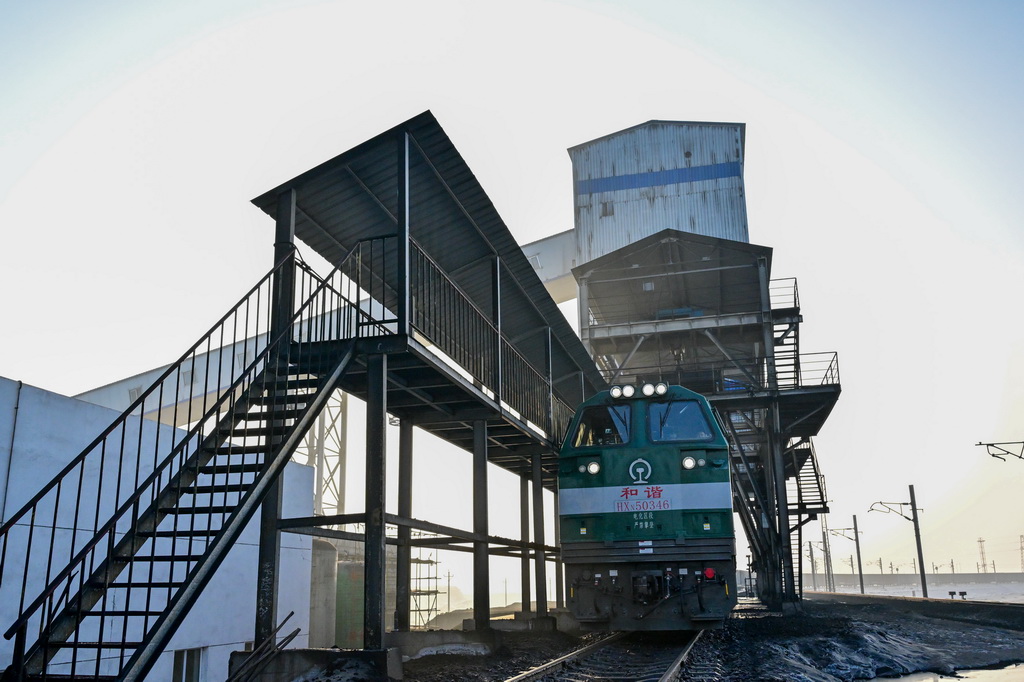 在國能新疆準東能源有限責任公司準東露天煤礦快裝站，一列“百輛萬噸”貨運列車在裝運煤炭（1月21日攝）。