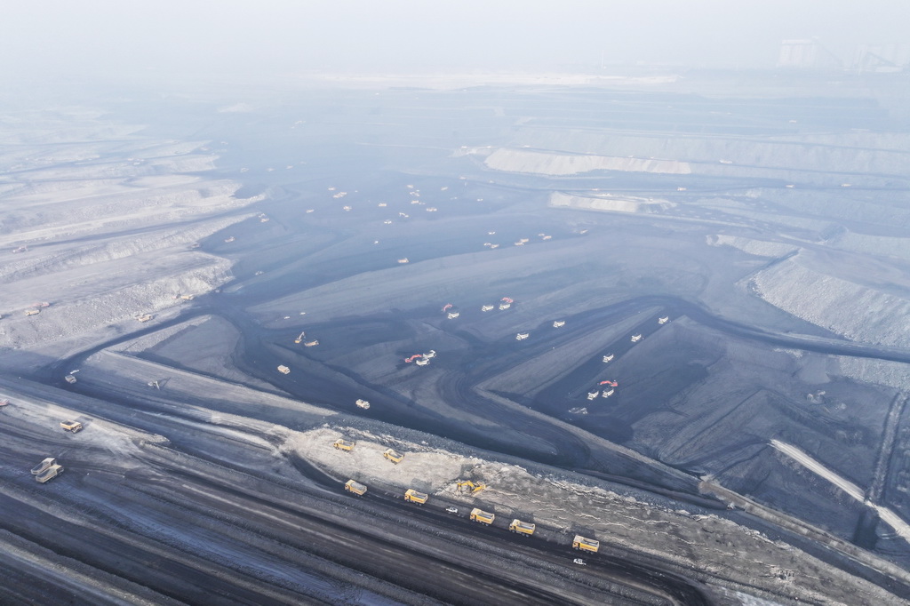 這是在新疆準東經濟技術開發區拍攝的新疆宜化礦業有限公司五彩灣礦區一號露天煤礦（1月20日攝，無人機照片）。