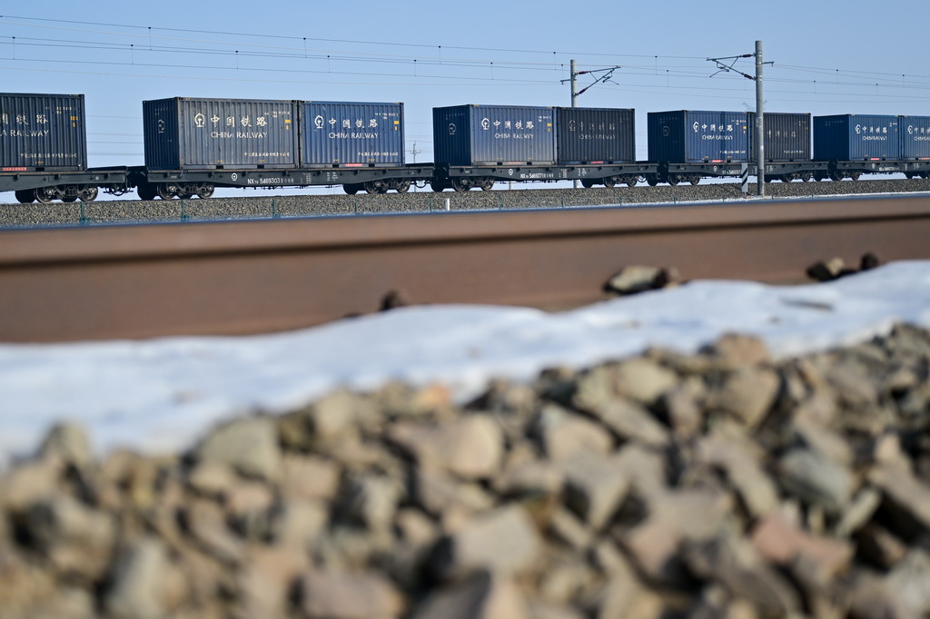 一列滿載煤炭的出疆“百輛萬噸”貨運列車行駛在烏將鐵路上（1月21日攝）。為釋放通道能力，新疆鐵路部門在普速鐵路循環開行總重萬噸以上貨運列車以及卸空后百輛以上貨運列車。