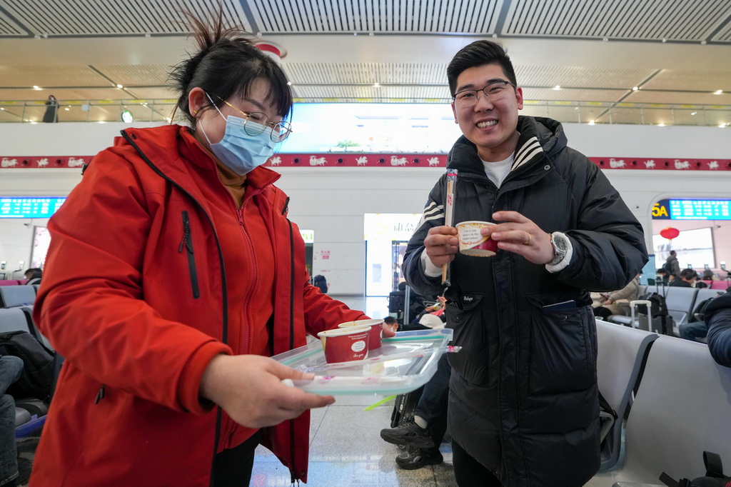 1月22日，旅客在高鐵徐州東站候車大廳品嘗徐州當地美食。