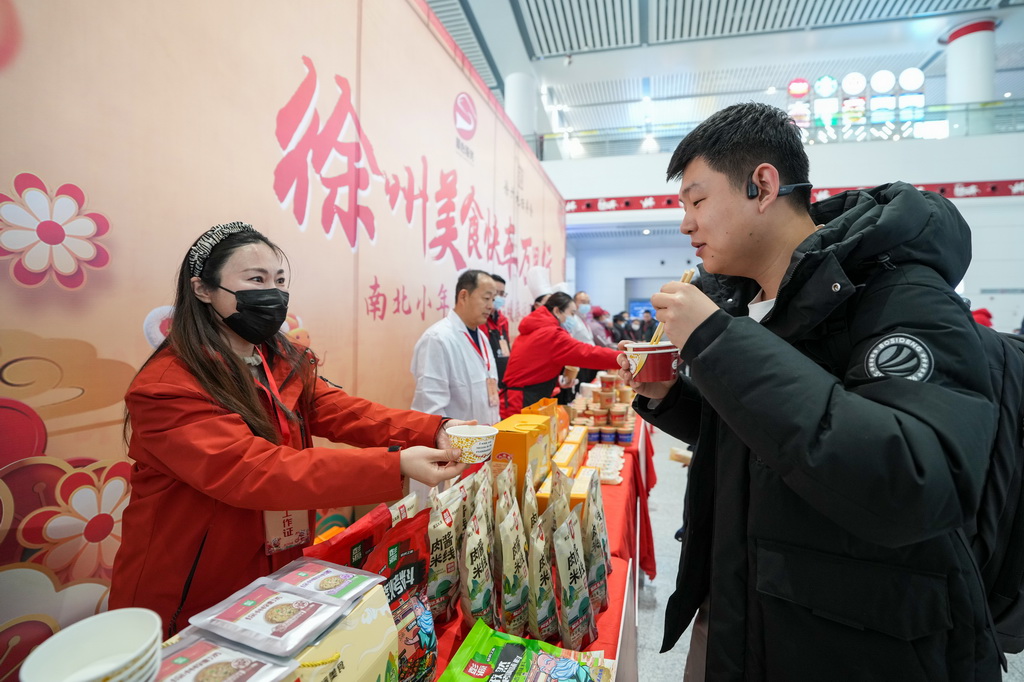 1月22日，旅客在高鐵徐州東站候車大廳品嘗徐州當地美食。