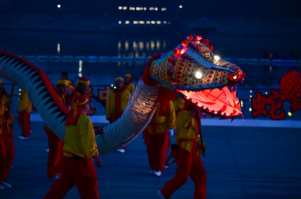 1月22日拍攝的“肥東洋蛇燈”表演。新華社記者 周牧 攝