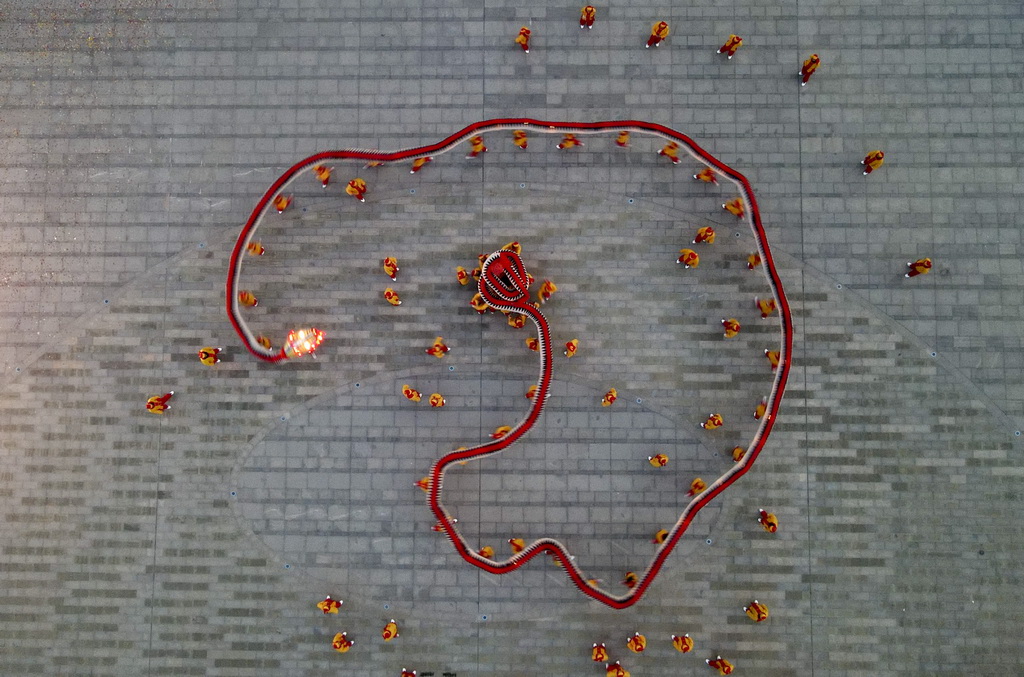 1月22日拍攝的“肥東洋蛇燈”表演（無人機照片）。新華社記者 周牧 攝