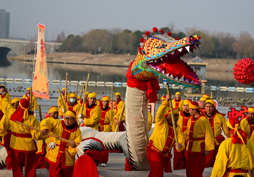 1月22日拍攝的“肥東洋蛇燈”表演。新華社記者 周牧 攝