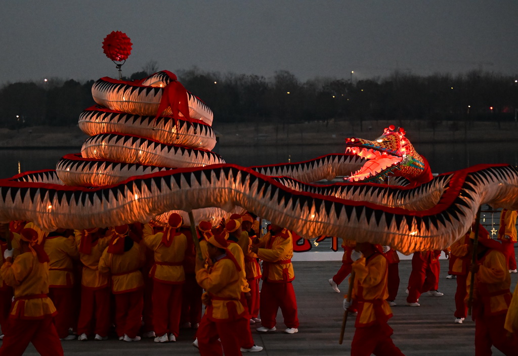 1月22日拍攝的“肥東洋蛇燈”表演。新華社記者 周牧 攝