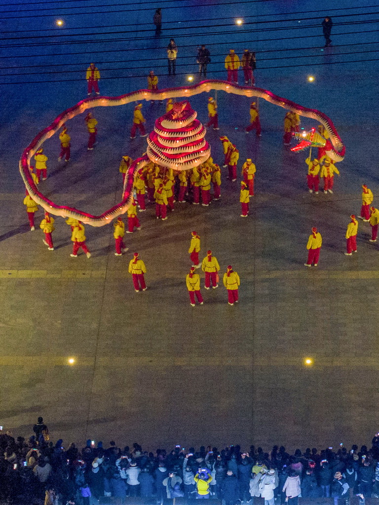 1月22日拍攝的“肥東洋蛇燈”表演（無人機照片）。新華社發（阮雪楓攝）