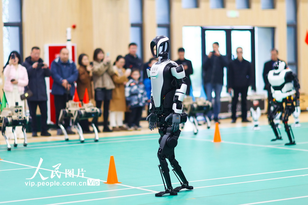 四川綿陽舉辦全尺寸人形機器人運動會【3】