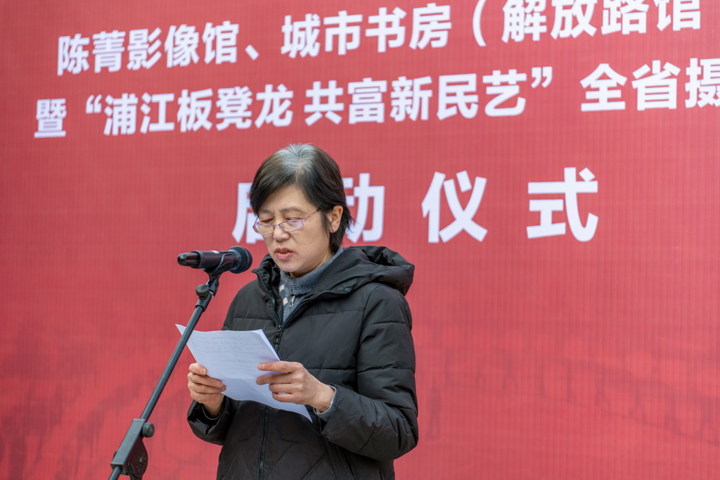 陳菁的兒媳周耀華講話。