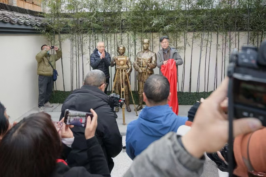 上海三思電子工程有限公司董事長陳必壽捐贈了陳菁銅像，并與浦江縣城投集團黨委委員、縣攝影家協會主席何敏共同為銅像揭幕。