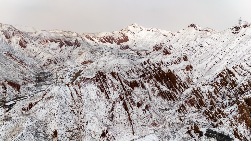 1月25日拍攝的雪后蘭州丹霞（無人機照片）。新華社發（宋佳龍攝）