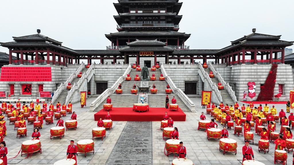 1月25日，鼓手在江蘇省宿遷市泗洪縣古徐城景區表演。新華社發（許昌亮攝）