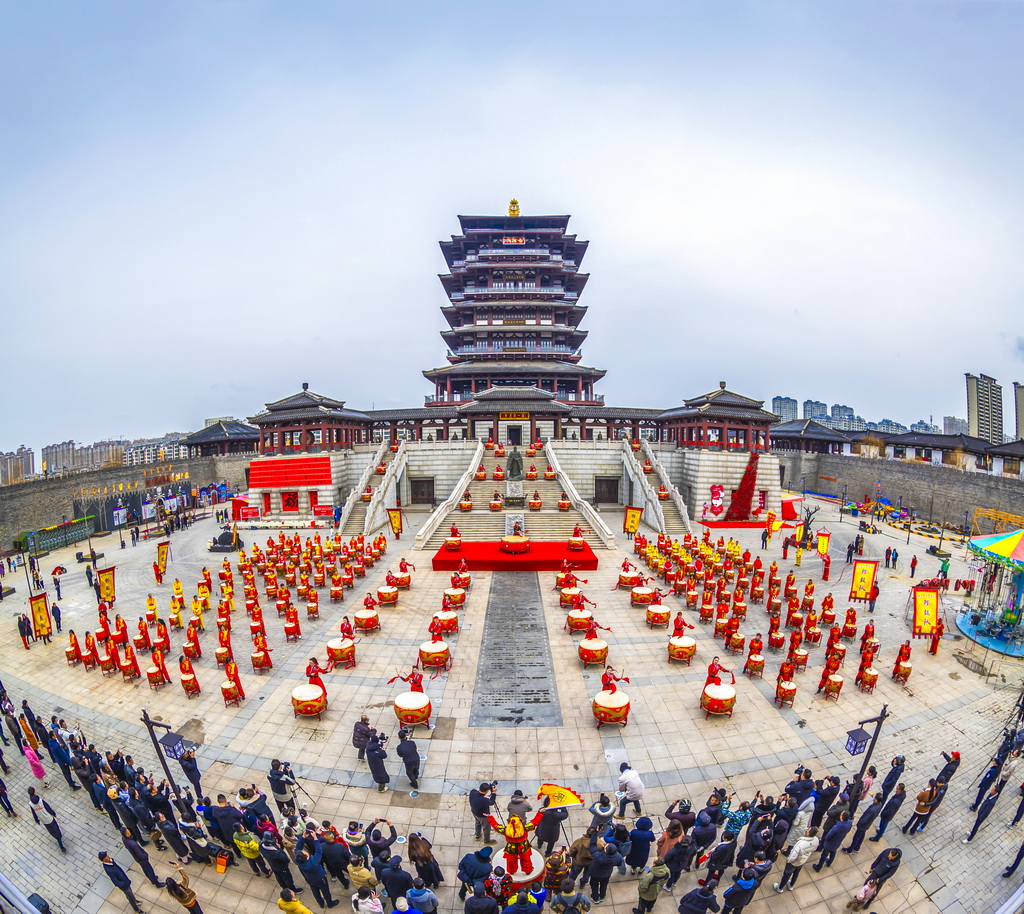 1月25日，鼓手在江蘇省宿遷市泗洪縣古徐城景區表演。新華社發（張連華攝）