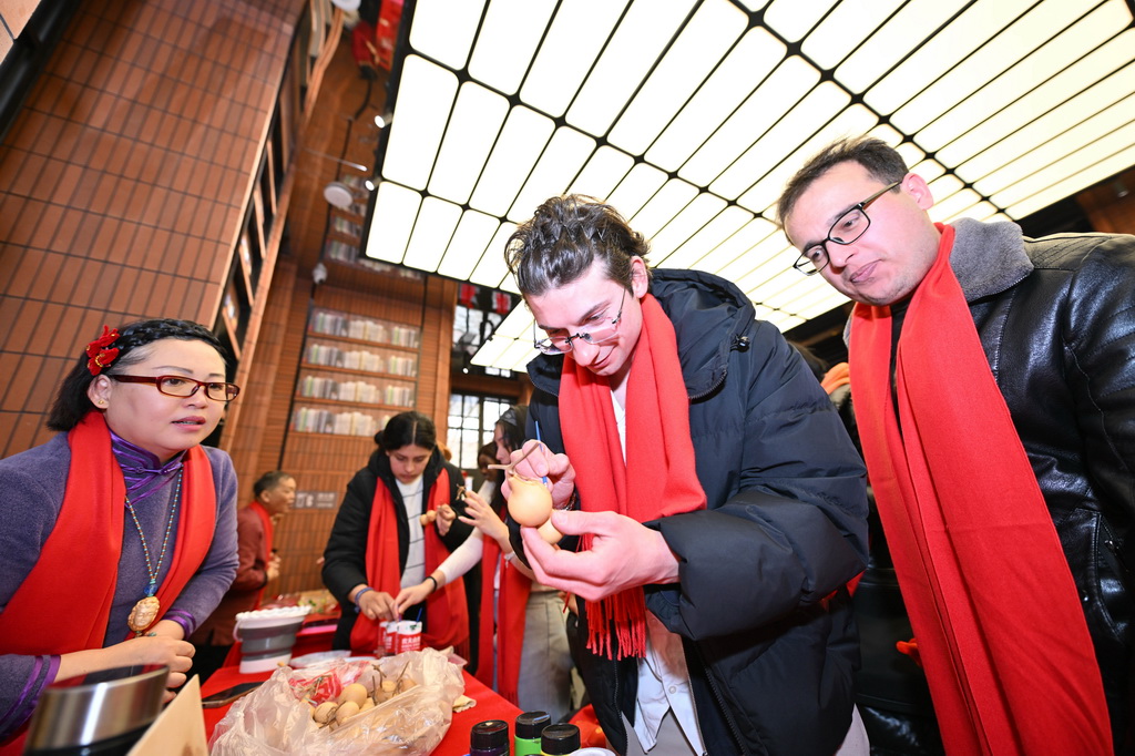 天津：留學生感受春節民俗