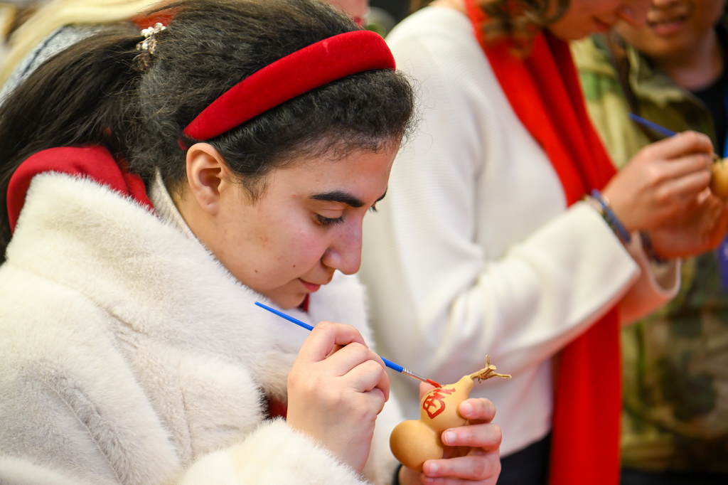 1月26日，留學生在天津意式風情區鐘書閣書店描繪葫蘆。