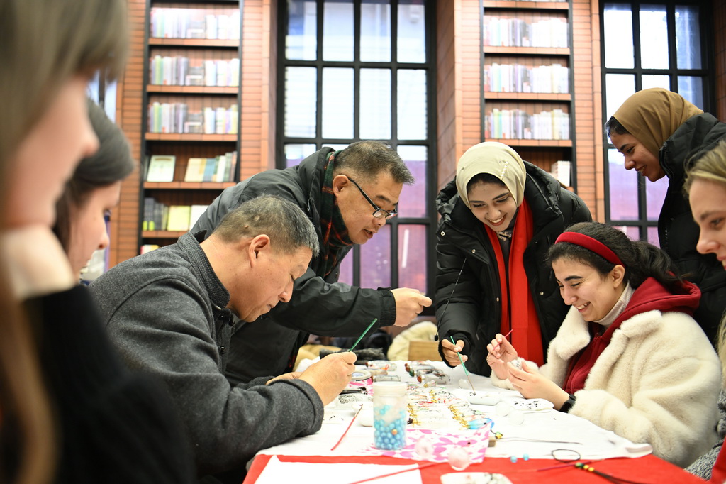 1月26日，留學生在天津意式風情區鐘書閣書店體驗內畫制作。