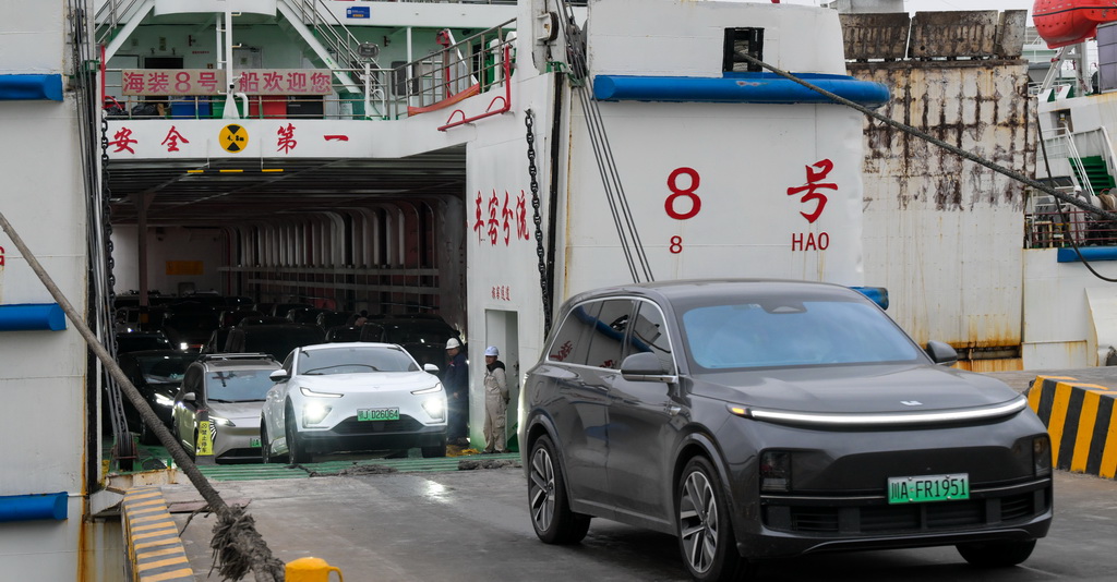 1月26日，在海南省?？谑行阌⒏?，車輛有序駛離客滾船。