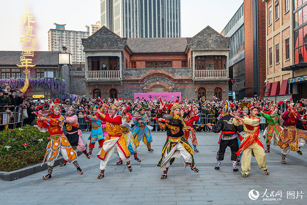 2025年1月19日，上海虹口區的今潮8弄，精彩的潮汕英歌舞上演，吸引市民駐足觀看。人民網記者 王初攝