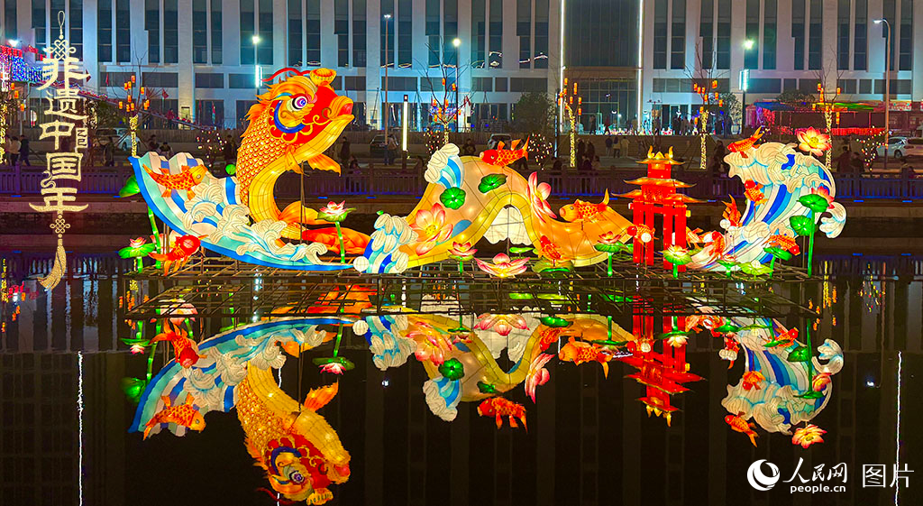 2025年1月22日，2025潛江燈會如約亮燈，近百組主題花燈、300余組裝飾彩燈一一亮相，吸引眾多游客觀賞。潛江燈會是湖北省潛江地區春節、元宵期間全民趕會的綜合性傳統民俗活動，2021年入選第五批國家級非物質文化遺產代表性項目名錄。人民網記者 張雋攝