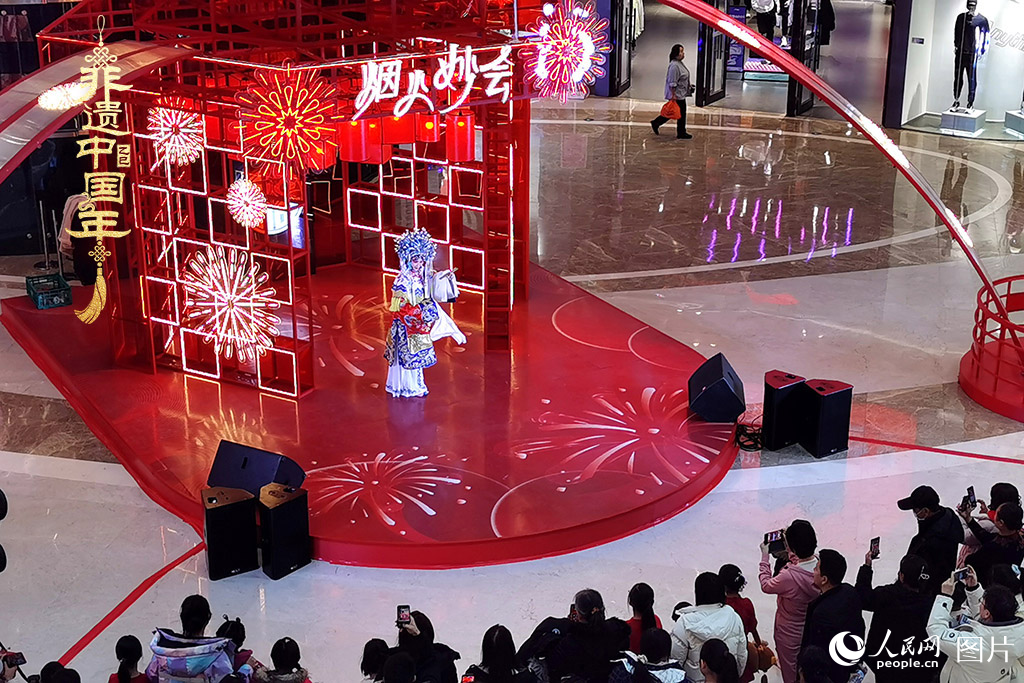 2025年1月29日，大年初一，吉林省京劇團亮相長春“煙火妙會”，演員們用的精湛技藝，為市民呈上一場韻味悠長的視聽盛宴，一招一式盡顯京劇魅力?，F場還進行了京劇知識科普，讓傳統文化在互動中 “活” 起來，為新春佳節增添了一抹濃厚的文化底色 。人民網記者 王帝元攝