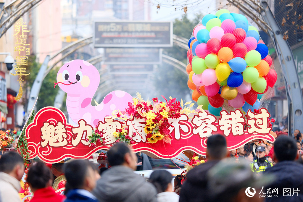 2025年1月29日，大年初一，云南省曲靖市麒麟區舉行“千人舞麒麟”活動，耍龍舞獅過大年，現場人山人海，熱鬧非凡。人民網 莊志斌攝