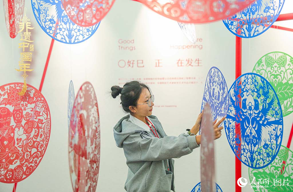 2025年1月30日，在山西太原舉辦的“年自萬物生”——2025山西非遺年俗藝術展上，由山西省級非遺代表性傳承人張永忠專門創作的剪紙藝術裝置吸引青年游客關注，上下映襯的“巳”字讓年文化煥發新的生機。人民網記者 王帆攝