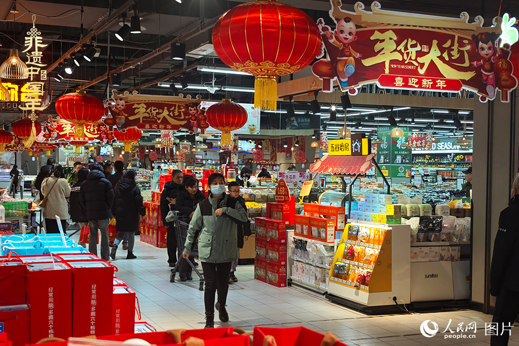2025年1月28日，在河北省三河市的一家超市，市民們正在采購年貨。人民網記者 翁奇羽攝