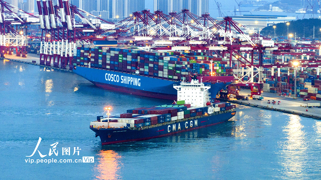 山東港口青島港：燈火通明作業忙