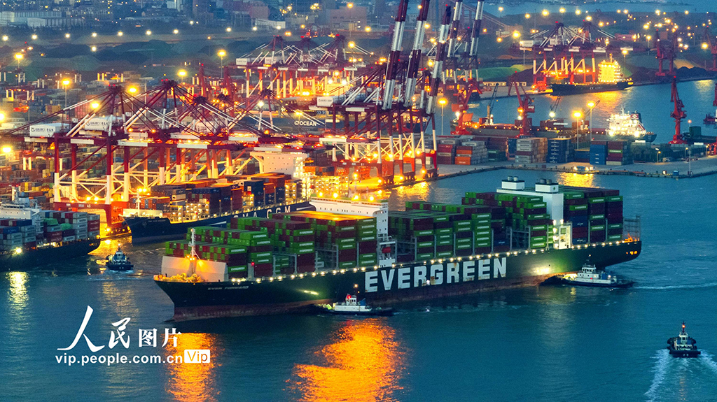 山東港口青島港：燈火通明作業忙【8】
