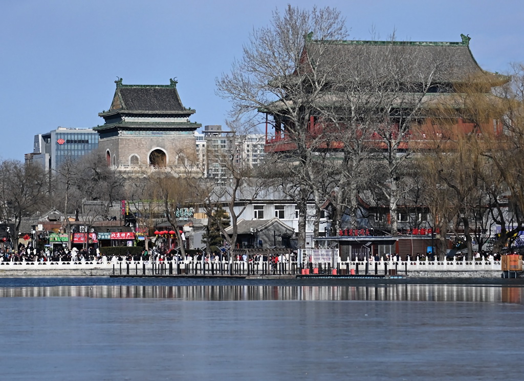 2月2日，游客在位于北京中軸線上的什剎海游玩。新華社記者 張晨霖 攝
