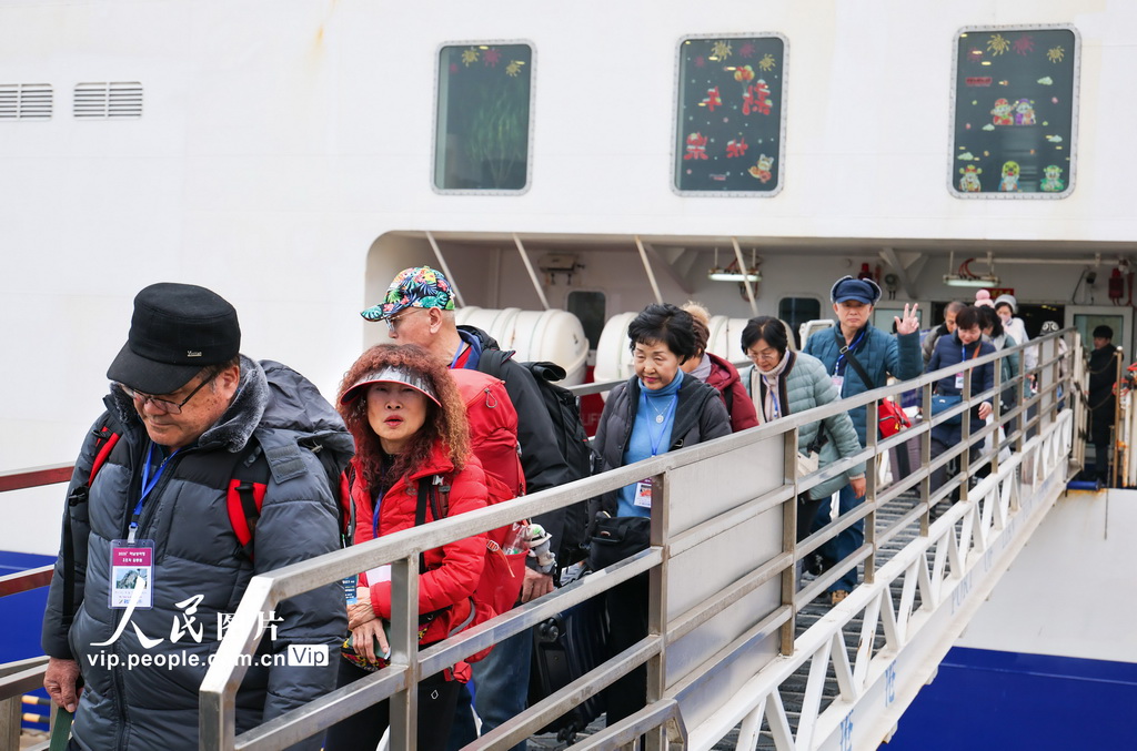 江蘇連云港：迎來新春首批入境游外國旅客