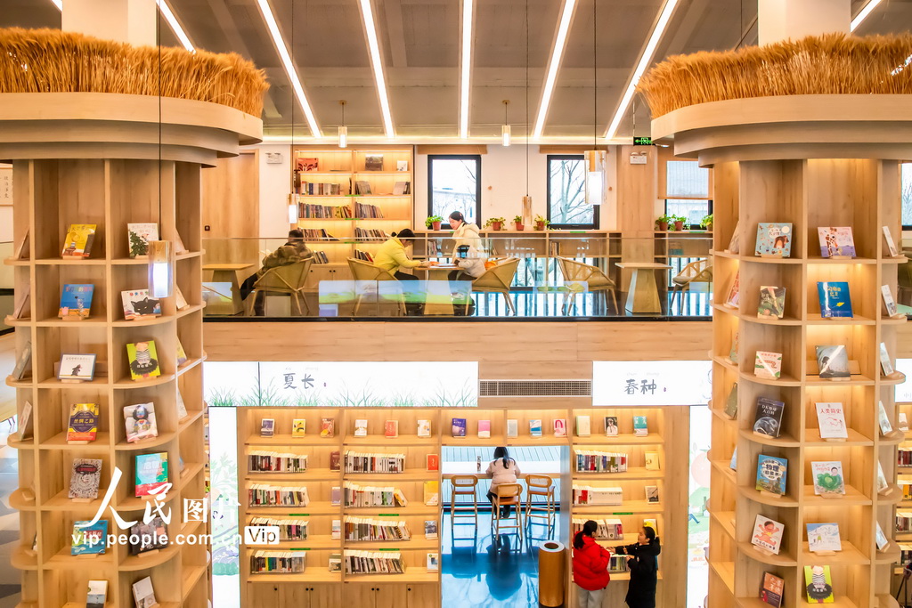 2025年2月1日，在江蘇省宿遷市宿城區蔡集鎮牛角村農家書屋，小朋友們在讀書。徐瑞攝（人民圖片網）