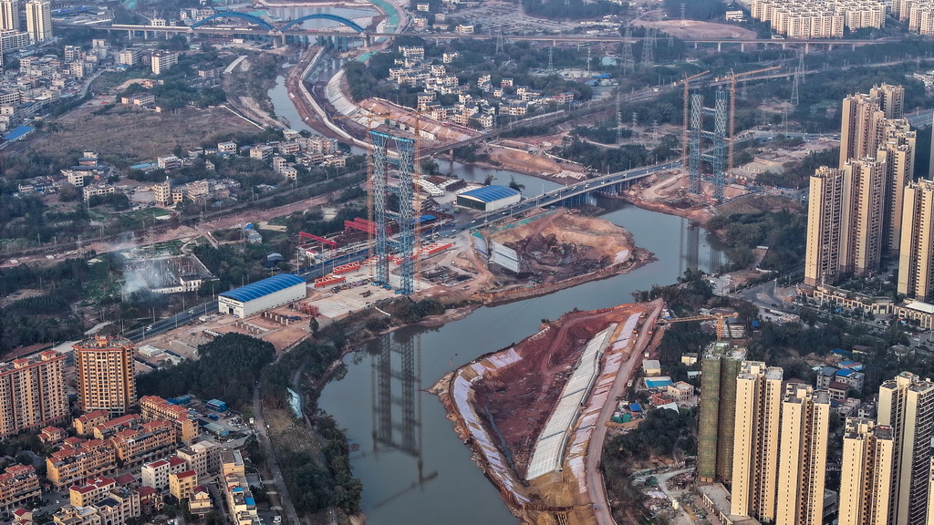 這是欽州二橋的建設工地（2月4日攝，無人機照片）。