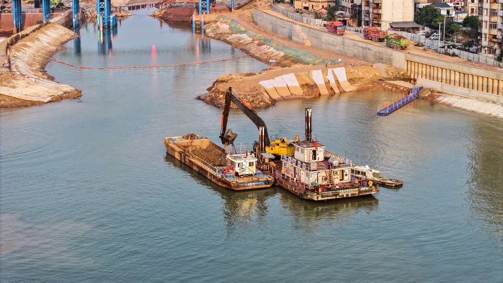 施工單位在疏浚平陸運河航道（2月4日攝，無人機照片）。