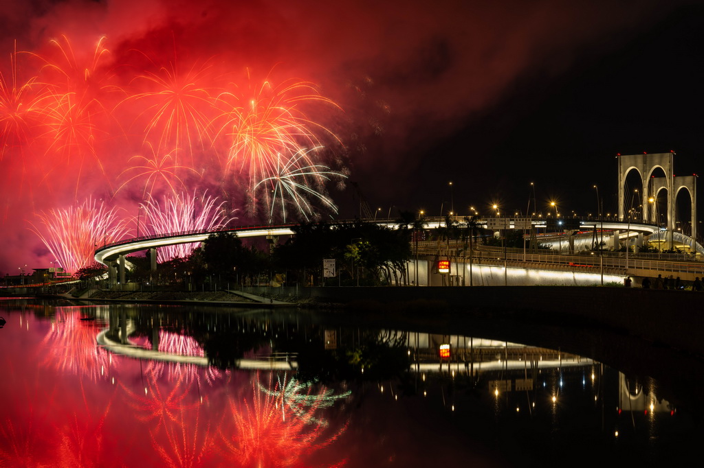 澳門舉行“歡樂春節 靈蛇獻瑞煙花匯演”