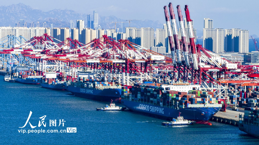 山東港口青島港前灣集裝箱碼頭作業繁忙