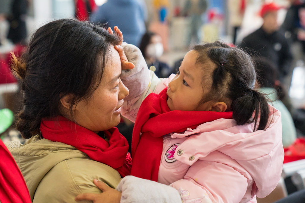 2月5日，務工專列的乘客在廣南縣站候車廳候車。