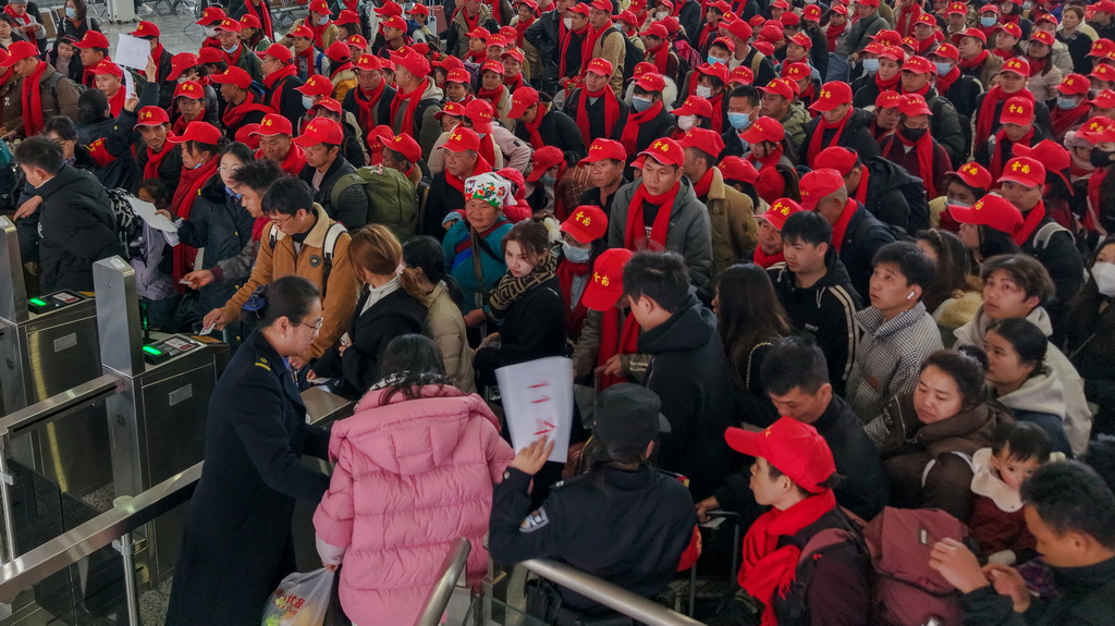 2月5日，務工專列乘客在廣南縣站候車廳檢票（無人機照片）。