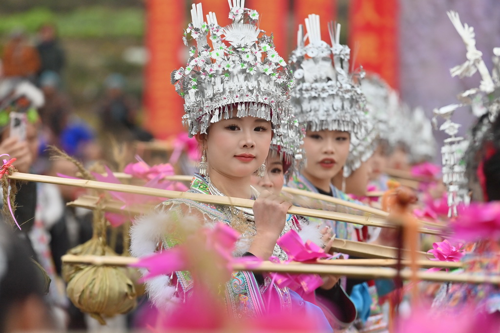 2月5日，苗族姑娘在融水苗族自治縣桿洞鄉百鳥衣蘆笙坡會上進行民俗展演。新華社記者 黃孝邦 攝