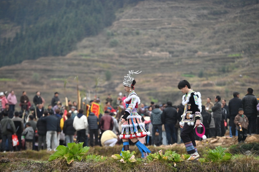 2月5日，在融水苗族自治縣桿洞鄉，苗族青年前往百鳥衣蘆笙坡會現場。新華社記者 黃孝邦 攝