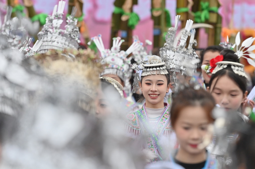 2月5日，苗族姑娘在融水苗族自治縣桿洞鄉百鳥衣蘆笙坡會上跳蘆笙踩堂舞。新華社記者 黃孝邦 攝