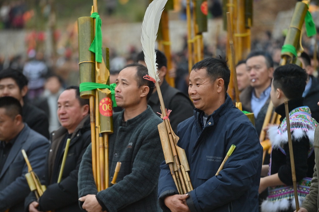 2月5日，人們在融水苗族自治縣桿洞鄉百鳥衣蘆笙坡會上觀看民俗展演。新華社記者 黃孝邦 攝